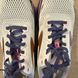 Brooks Sneakers - Cream and Pink with Blue Laces
